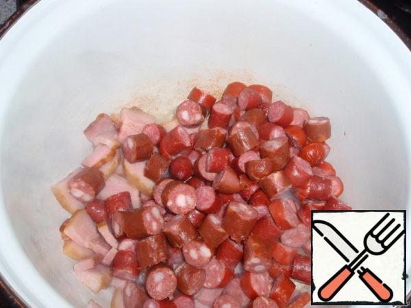 The bacon and sausages cut into small pieces. Reheat in a large saucepan 1 tbsp oil, fry the bacon for 5 minutes. Add the sausages, cook for 6-8 minutes. With a slotted spoon to shift the meats in a bowl.