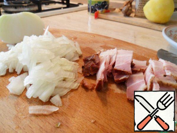 Finely chop onion and brisket and fry them in a frying pan in oil until transparent.