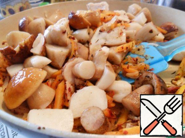 Cut the mushrooms into large slices, send them to the frying pan and add salt. Mushrooms absorb salt only at the beginning of cooking, if they are salted at the end, they will be fresh.