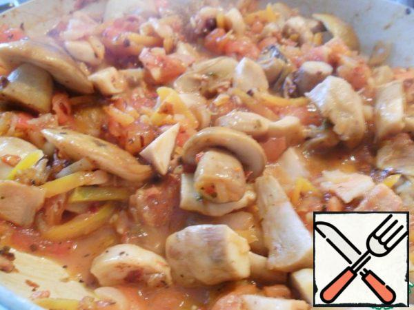 Now tomatoes - they need to be peeled (scalded so that the skin is easily removed) and cut into an arbitrary piece. Put the tomatoes to the mushrooms fried in a frying pan and soak them so that the tomatoes turn into a paste.