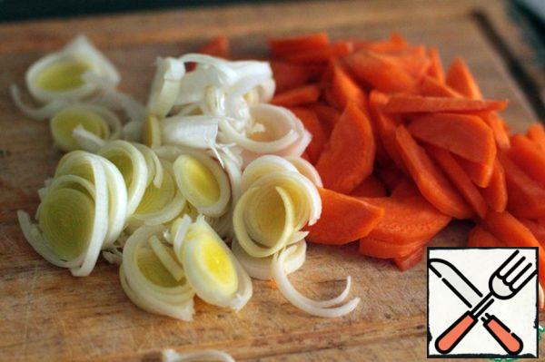 We will need very simple ingredients - leeks and carrots.