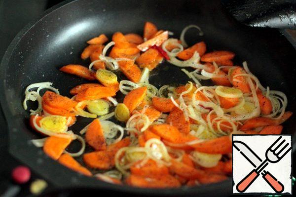 In olive oil, quickly fry the onion, carrot and chili pepper. Carrots should remain crispy.