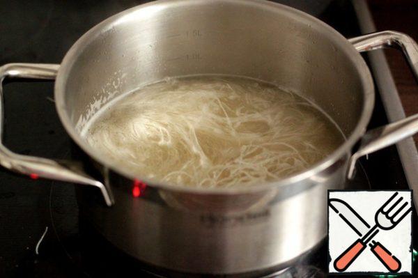 In a saucepan with hot broth, add rice noodles and cook for 3-4 minutes.