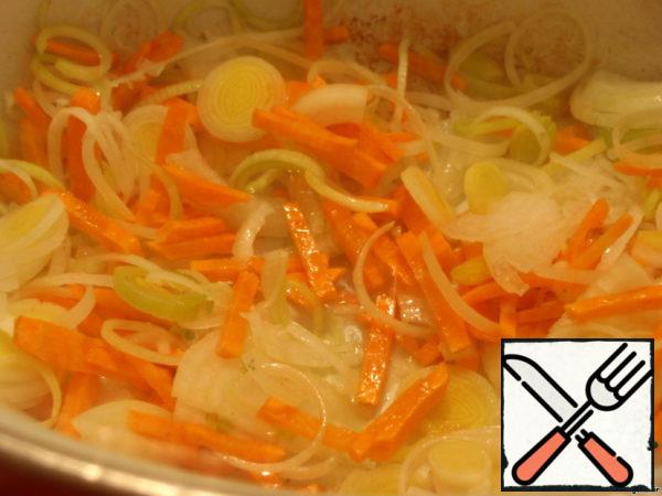 Put in a saucepan the onion, leek and carrots and cook, stirring occasionally, 8 minutes. If necessary, add 1 tbsp oil. Return to the pan smoked.