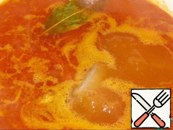 When the broth boils, add the potatoes and continue to cook until the potatoes are ready. Put cabbage, bay leaf, salt in the broth for baking. Cook over medium heat for another 10 minutes.