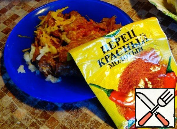 In the minced meat, put garlic grated on a fine grater and hot pepper to taste.  If children will eat soup, then it is better not to put such pepper.