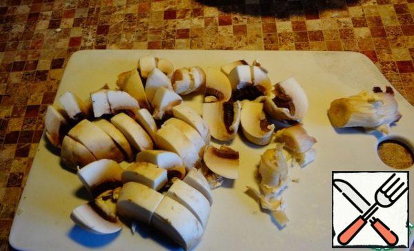 While the broth is cooked, the mushrooms wipe with a damp, clean cloth and coarsely chop. Small mushrooms on 4, and large on 6 parts.