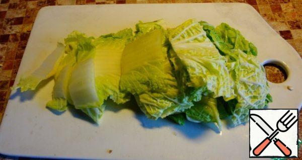 And also cut the cabbage quite large, as shown in this figure.
Remove the zest from the lemon and cut into small strips.
When the meatballs are cooked, put mushrooms, lemon zest and cabbage in the soup.
Add the remaining soy sauce to the broth. Grate the ginger and squeeze the juice into the soup. 
Try it and add what you think is necessary to your liking.
Bring the soup to a boil and turn it off immediately.
Let the soup brew for 5-10 minutes.