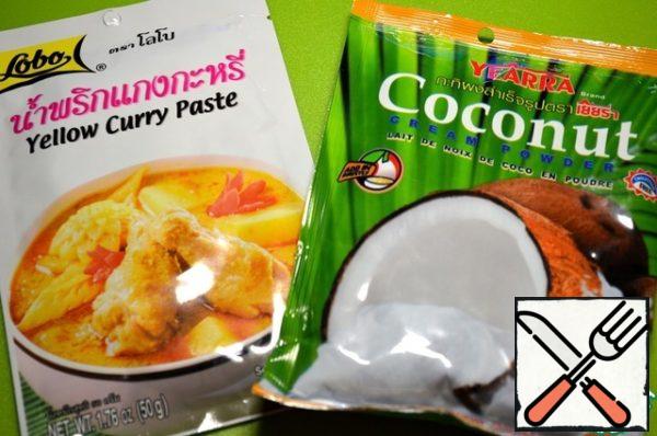 I tried Thai curry paste and coconut milk powder.
Keep in mind that this paste is very spicy, and if you are not a fan of such an extreme taste, add the paste gradually.
To enhance the taste, add a simple curry powder or use only it at all.