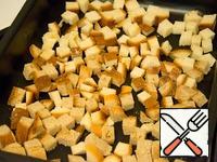 Croutons for pea soup are classics of the genre. Place the slices of bread on a baking sheet and let dry for a few minutes in the oven.