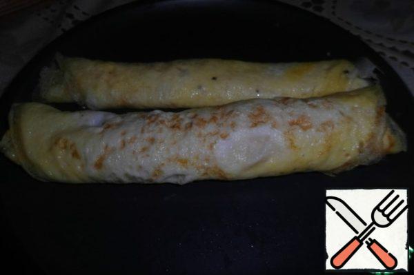 Roll the finished pancakes into a roll.