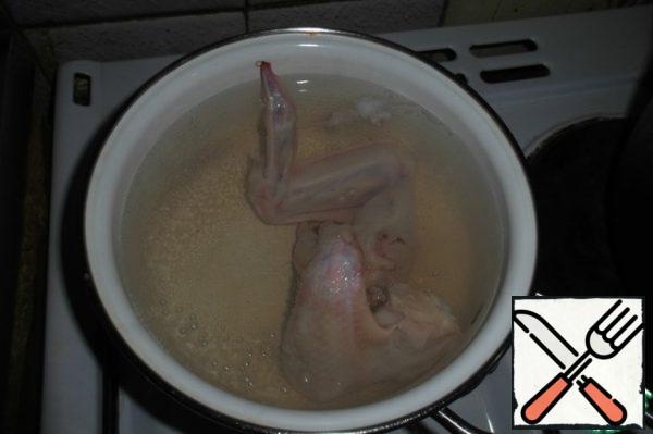 Chicken wings are placed in a pot, pour a liter of cold water. Bring to boil, remove the foam and cook over low heat, covered for 15 minutes.