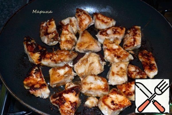Now cook the chicken. Fry the chicken on medium heat for 4 minutes on both sides. Put the chicken in a bowl with noodles.