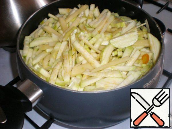 In the pot heated vegetable oil, fried crushed garlic and onion.
Cut zucchini, potatoes, carrots and sent in a saucepan.