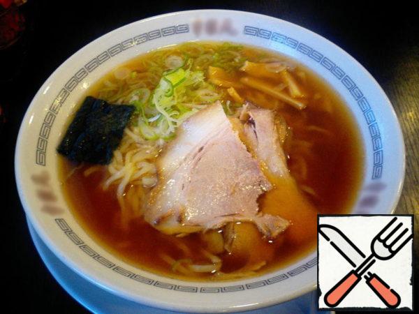 When all the ingredients are ready, we mixed them.
we put noodles on the bottom of the bowl, carrots with onions and pork on top, pour everything with broth and eat.