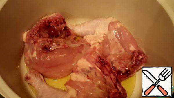 In a suitable dish, I have a ceramic-coated saucepan, you can take a cast-iron frying pan, melt the butter, put the chicken pieces skin down and fry on medium heat on both sides until light brown.
Then cover and simmer the chicken over low heat until tender, about 20 minutes, depending on your chicken, dishes and plates. Chicken acquires an incomparable creamy taste