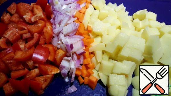 Vegetables except broccoli cut into cubes, onions and carrots smaller, peppers as you like and potatoes medium cube.
