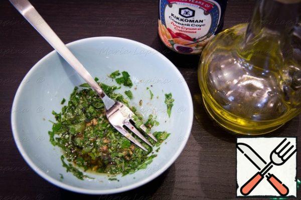 For the bulghur in a bowl, mixed the fueling. Parsley chopped chop down, add oil, soy sauce, garlic, squeezed out through press.