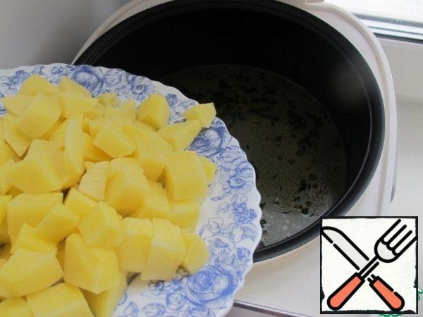While the broth is boiling, peel the potatoes, cut into cubes and add to broth. Leave to cook for 20 minutes.