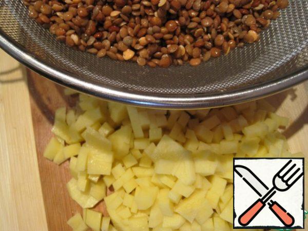 After the time has elapsed, when the water drains, we wash the lentils. Cut the potatoes into cubes. Put lentils, tomato flakes and potatoes in the boiling broth. Cook for 15-20 minutes or until the potatoes are cooked.
