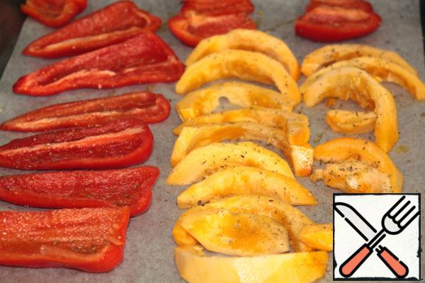 Pepper and part of the pumpkin cut into pieces and bake in the oven, sprinkled with Italian herbs.
