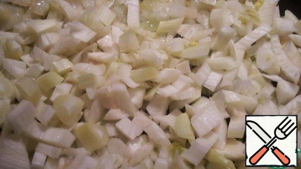 Onion clean, cut into cubes. Fennel cut out a dense core and cut into cubes, like a onion. Garlic grind in any way. Fry vegetables until light Golden in vegetable oil, I have olive.