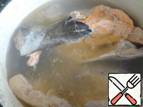 Cook the salmon broth. Select the fish, peel off the bones, set aside.
