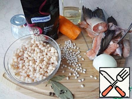 Main ingredients. Used herein small white beans. Its creamy taste and delicate texture add a special taste to the soup. As the fish component I use fins-tails of salmon.
