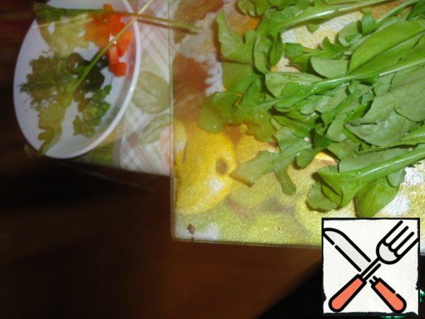 Chop the arugula with a knife.
Leave a pinch of vegetables for decoration.