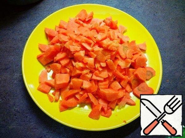 Peel the carrots and cut them into half rings.
