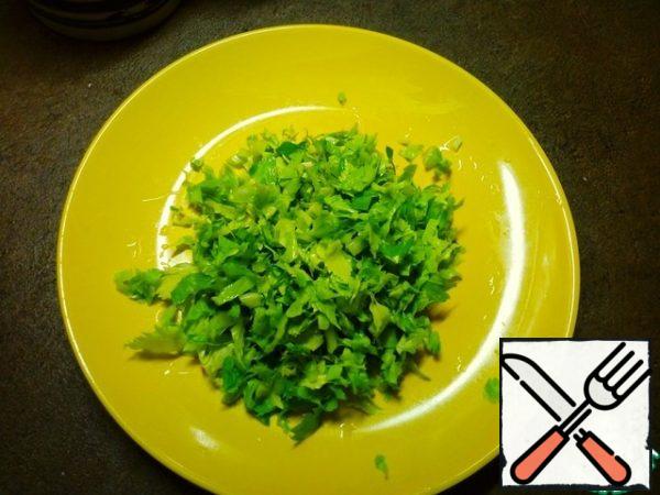 Finely chop the celery leaves.
