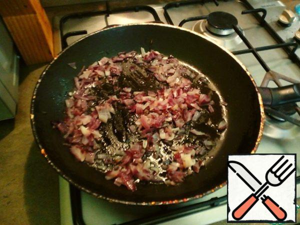 Fry the onion in oil.
