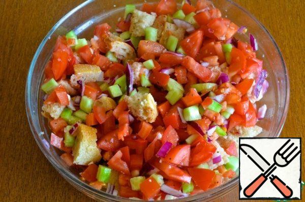 Lay out all raw vegetables in a large bowl, add diced bread, 1/4 Cup sunflower oil, salt, pepper, pour vinegar, stir and leave to infuse at room temperature for 40 minutes until the tomatoes are not allowed juice.
