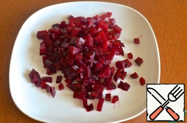 Pepper and beet cut into cubes. One-third of the beets to keep for decoration. Mashed soup in a blender in parts, depending on the size of the bowl blender. Pour in the remaining ¼ Cup of oil and mix well.