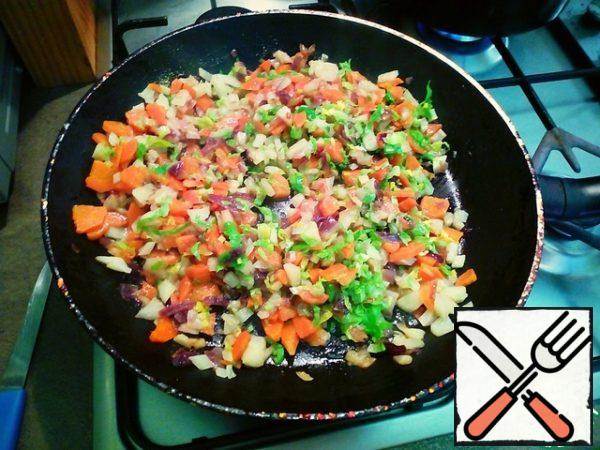 Add all the chopped vegetables to the onion and simmer, salt, pepper and add garlic, simmer almost until soft. If you use fresh dill, then also stew it with these vegetables.
