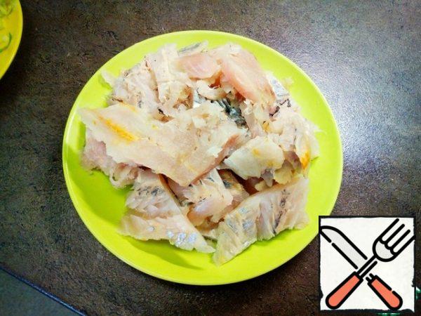 Cut the fish fillet into large pieces.
