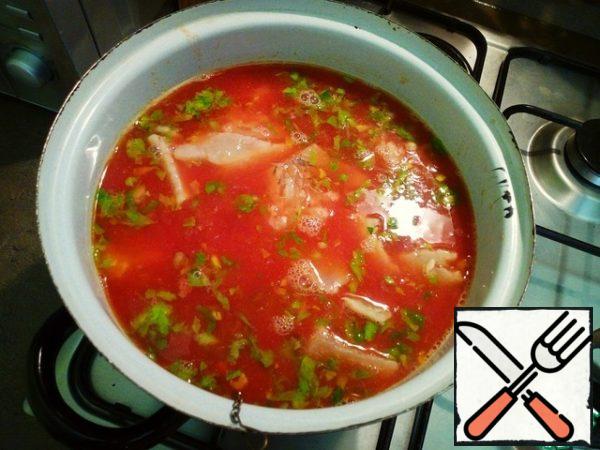 In a saucepan, bring water to a boil (you can use broth, but there's no point in that) and add the contents of the pan, tomato paste or canned tomatoes, fish fillets, fennel (if you use spices) to it - I recommend putting it on the grill and taking it out when the soup is ready, because fennel will be unpleasant to get into between the teeth).
