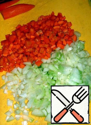 Cut onion and carrot cubes.