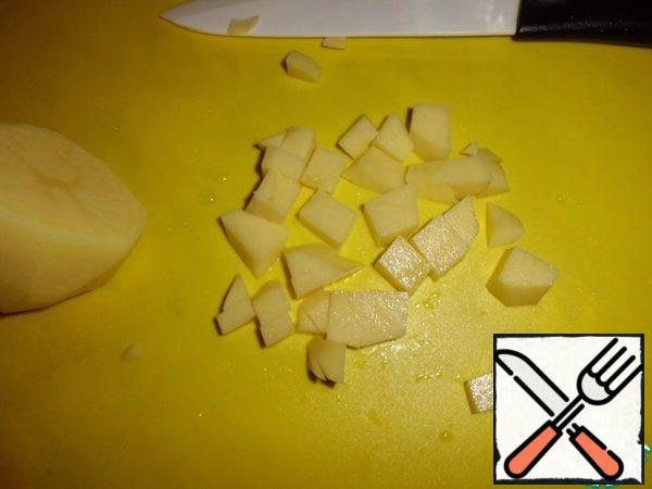 At this time, cut the potatoes into cubes and send to the rice...
There same adding curry. Cook almost to the readiness of potatoes and rice.