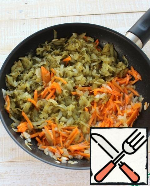 In a heated pan fry the onion until transparent, add the carrots and celery, continue to fry for 5 minutes, then add the pickles, put it all together.