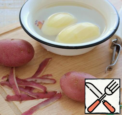 Clean potatoes, cut into cubes, pour the almost finished broth to boil, add the sauteed vegetables with pickles.
