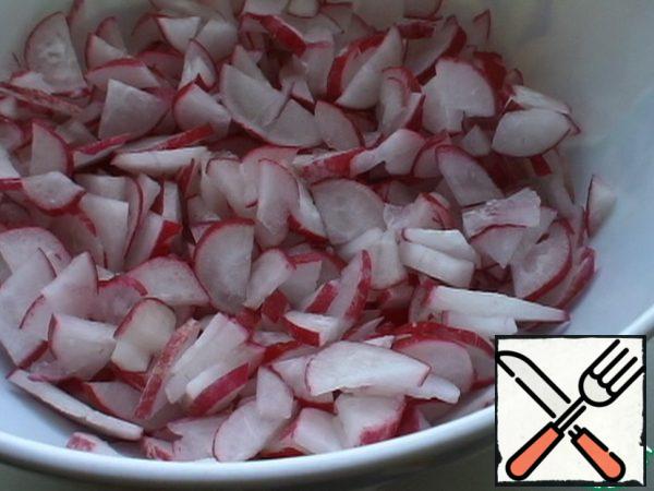 Cut the radish as you like.
