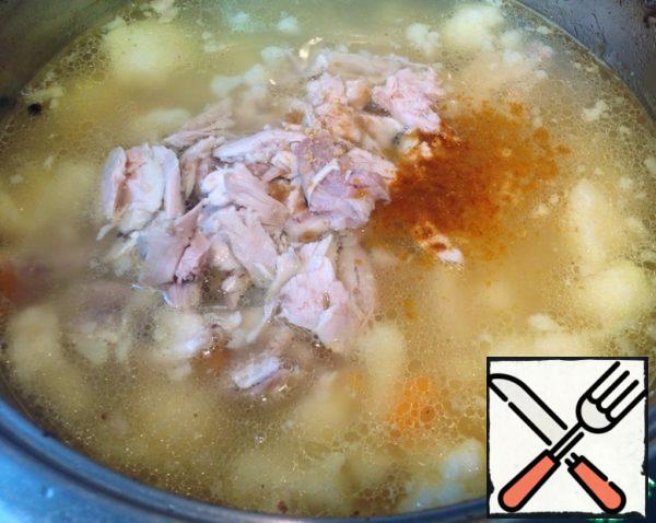 When the potatoes in the soup are ready, return the meat to the pan, add a pinch of dry ginger and a pinch of curry.
