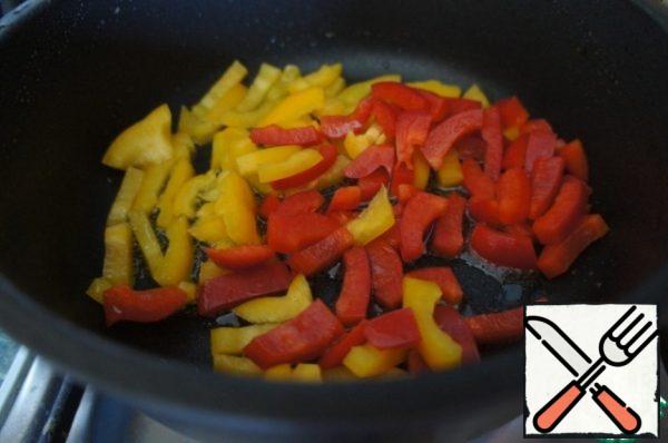 Heat the vegetable oil and fry the pepper until it is ready.
