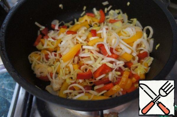 Add a spray and put out just a couple of minutes. If using onion, fry together the peppers and onions until Golden brown onions. 