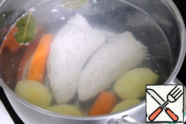 Let's cook chicken fillet, half of potatoes (the other half will still be useful to us) and carrots (you can just have both, or you can have one, and then add the other). I always add bay leaf.
