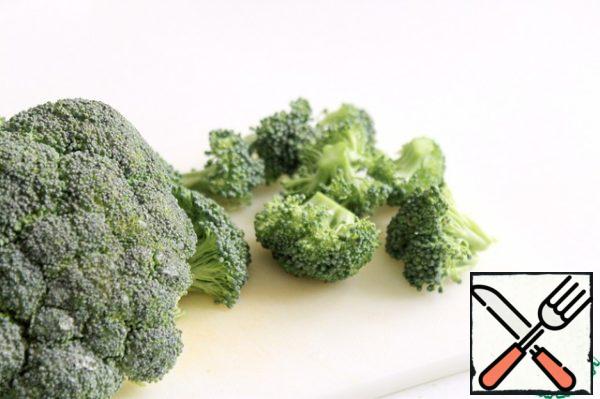 Meanwhile, my broccoli, then remove the inflorescences from it.
