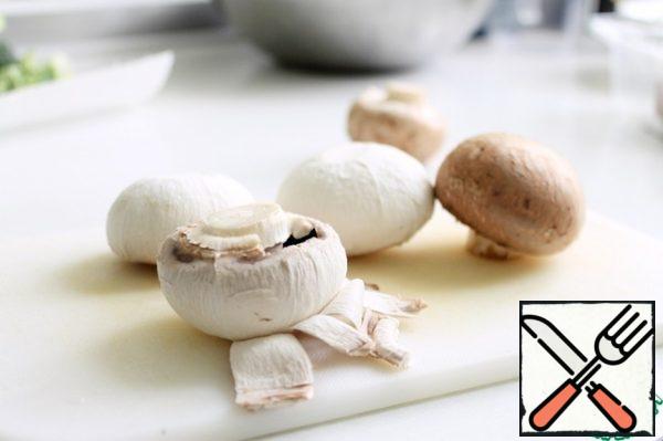 Peel the mushrooms. I just peel the skin with a knife and cut the legs of the mushrooms, but not mine. My absolute favorites are brown mushrooms, they have a brighter and richer taste.
