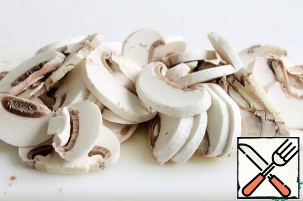 Cut the mushrooms into thin slices.
