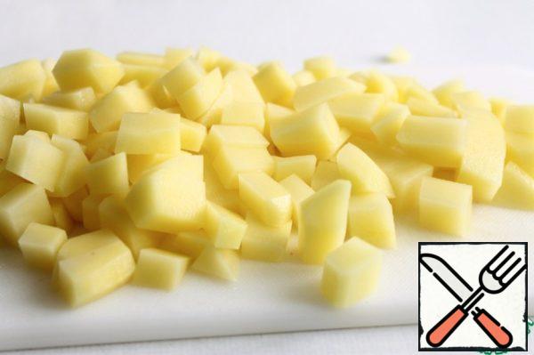 Cut the remaining potatoes into cubes.
